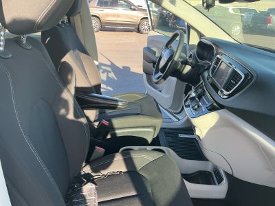 2024 Chrysler Voyager LX
