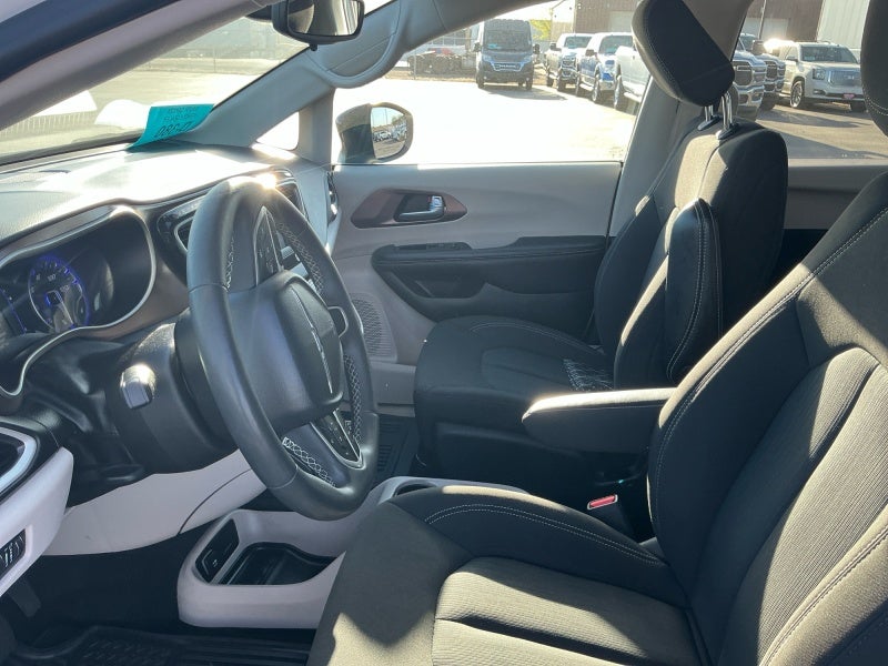 2024 Chrysler Voyager LX
