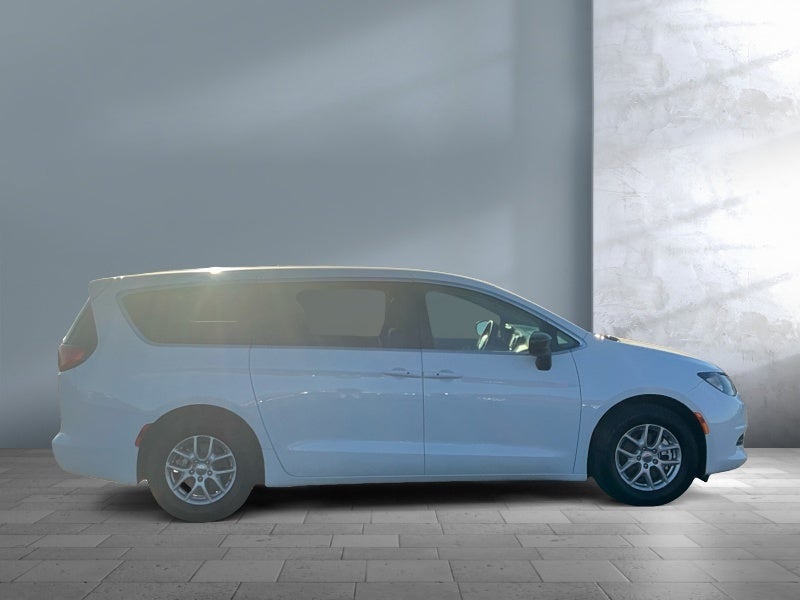2024 Chrysler Voyager LX