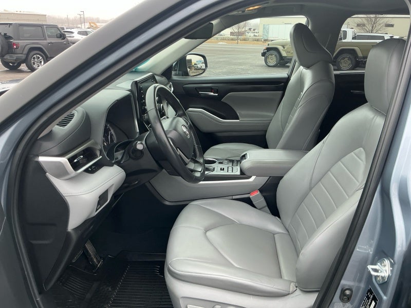 2022 Toyota HIGHLANDER XLE