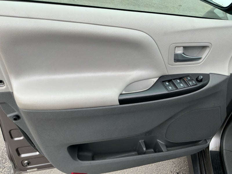 2019 Toyota SIENNA LE 3.5L LE