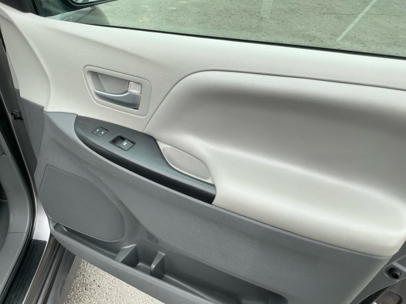 2019 Toyota SIENNA LE 3.5L LE