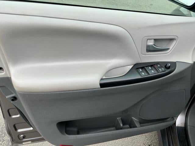 2019 Toyota SIENNA LE 3.5L LE